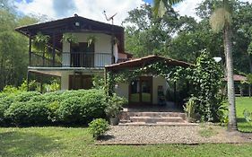 Hermosa Casaquinta Con Piscina Privada.